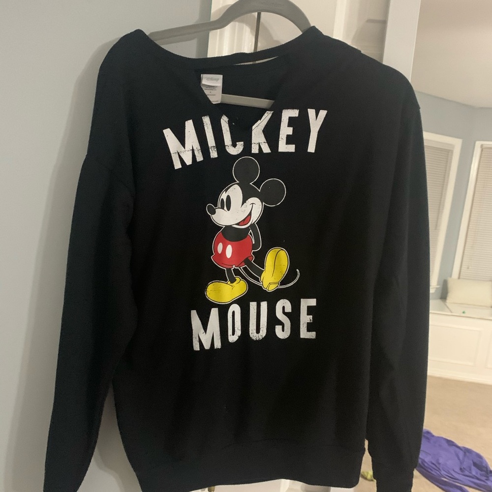 adorable mickey mouse sweatshirt !!